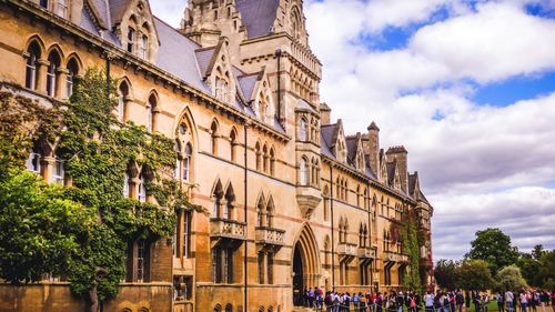 Guvernul britanic nu mai acordă împrumuturi de studii pentru tinerii români. Ce opțiuni vor avea de anul viitor? Simon Parker, profesor britanic stabilit în România: „Fiecare universitate va cere o taxă diferită care va varia în funcție de cursuri”