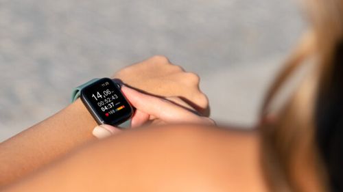 Noile ceasuri inteligente îți pot detecta boala înainte să apară simptomele și ar putea preveni viitoarele pandemii