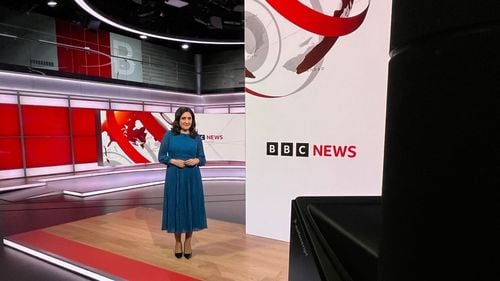 VIDEO O prezentatoare BBC a fost surprinsă când arăta degetul mijlociu la cameră în direct, în deschiderea jurnalului de știri