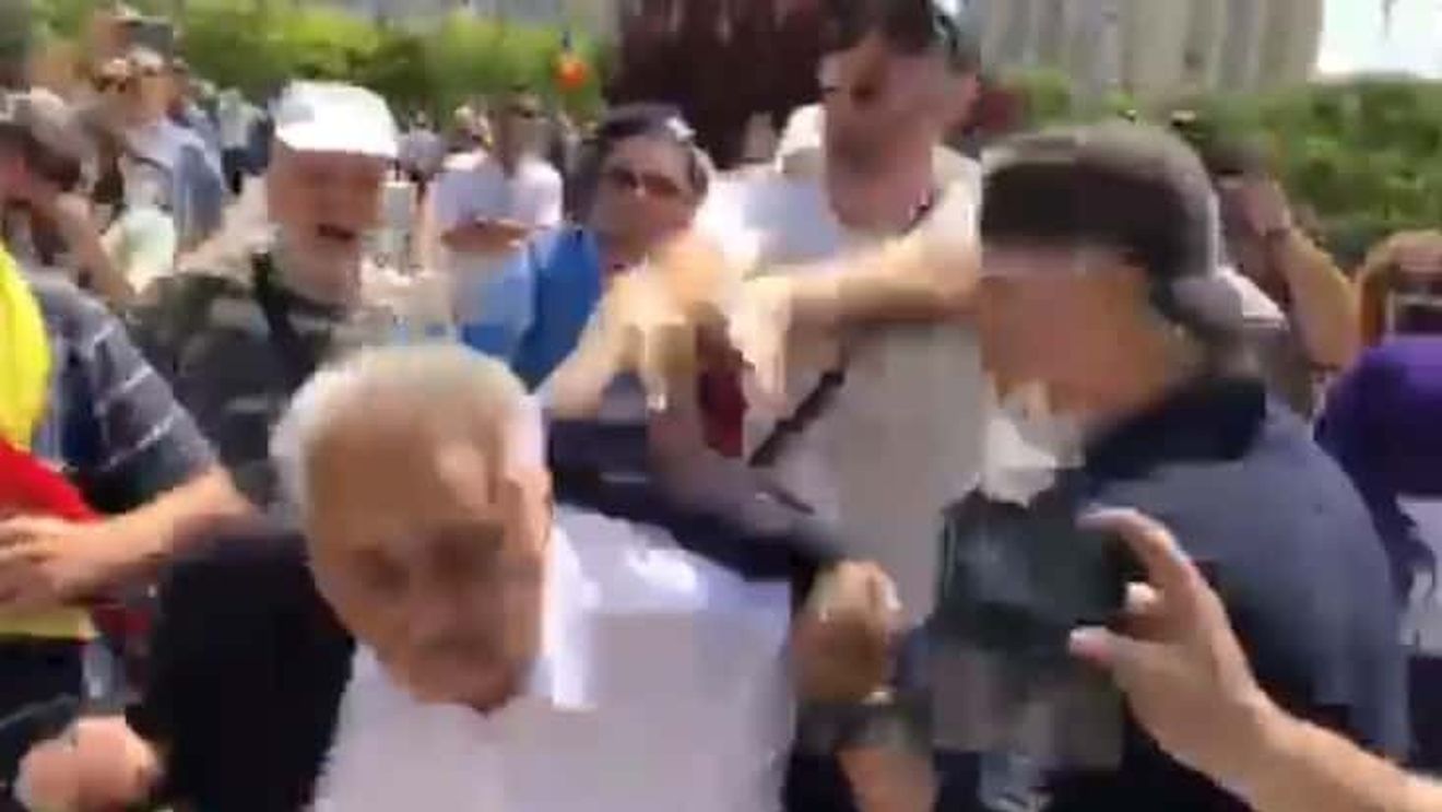 VIDEO Un tânăr l-a îmbrâncit pe Nicolae Bacalbașa la ieșirea din Parlament. Deputatul PSD, escortat de jandarmi
