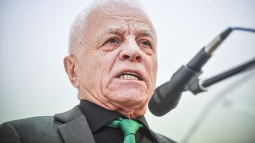 Colonelul Dragomir, urmărit penal în ”Dosarul Revoluției din Sibiu”, a stat față în față cu foștii milițeni și securiști / O parte dintre ei au stat câteva săptămâni în bazinul școlii militare / „Trecutul îl putem cosmetiza, prezentul îl putem ameliora, viitorul, istoria ne va judeca”