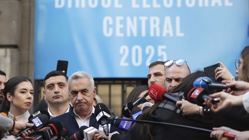 Călin Georgescu și-a depus candidatura la alegerile prezidențiale din 4 mai / Câteva sute de susținători în fața sediului BEC