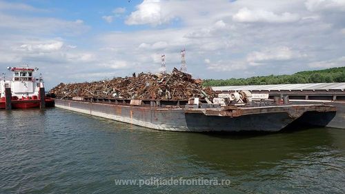 Poliția de frontieră: Peste o mie de tone de deșeuri transportate ilegal pe Dunăre, oprite la Cernavodă