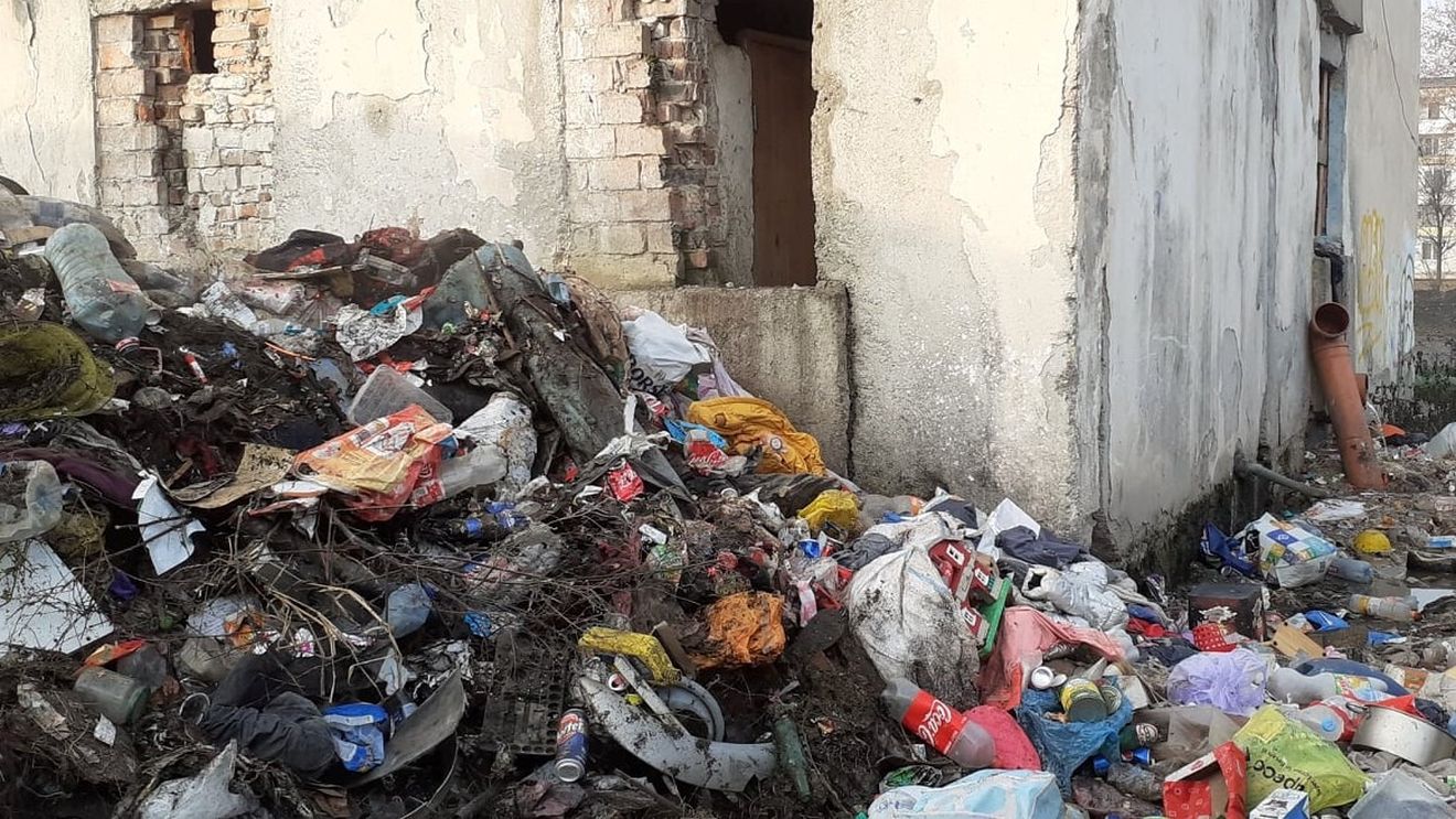 Locatarii unui bloc din Hunedoara riscă amenzi de 20.000 de lei pentru că aruncă gunoiul pe geam/ Primarul: Suntem toleranţi cu familiile nevoiaşe, dar nu putem tolera astfel de situaţii