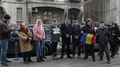 VIDEO Circa 15 persoane, în frunte cu Gelu Vișan, protestează la DNA în sprijinul lui Mircea Beuran