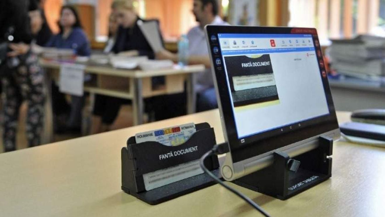 Operatorii de tabletă au obligația să comunice alegătorilor că pot vota la europarlamentare și la referendum sau doar la unul dintre scrutine/ SURSE În mai multe secții de votare operatorii nu spun nimic despre referendum