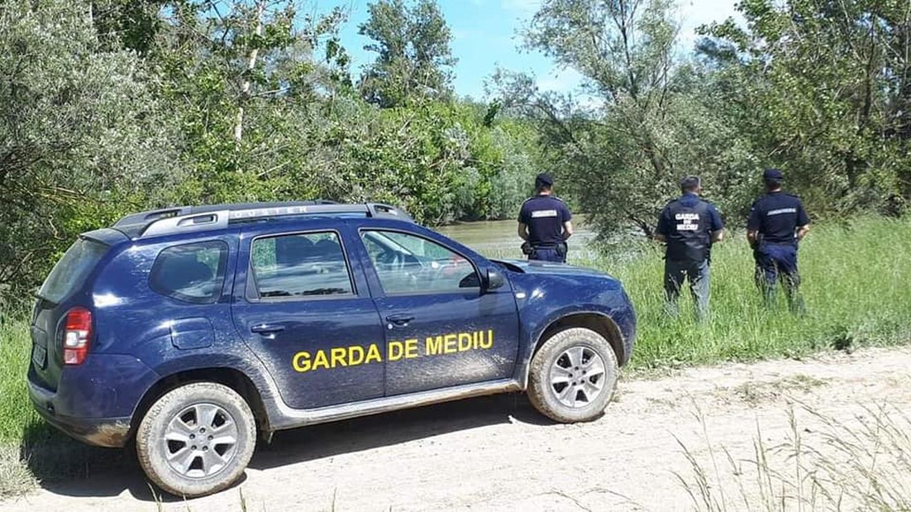 Garda de Mediu Botoșani nu mai funcționează după ce DNA a reţinut 3 dintre cei 4 comisari/ Al patrulea e în concediu de odihnă, consilierul juridic e în concediu medical/ Singura angajată prezentă la birou, șefa instituției