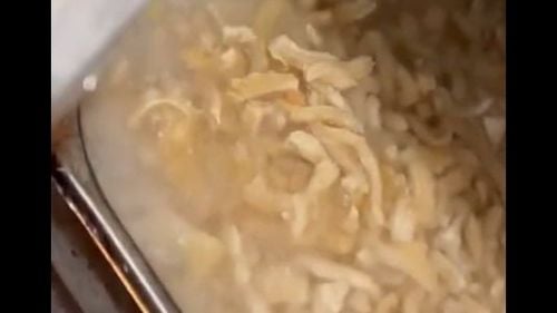 VIDEO Unul dintre cele mai populare restaurante de parastase din Constanța, amendat de OPC din cauza gândacilor și alimentelor expirate/ Cum sunt depozitate fâșiile de burtă de vită pentru ciorbă, considerată delicatesa localului