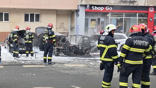 Incendiu la o mașină electrică izbucnit în Capitală / O persoană decedată și una rănită