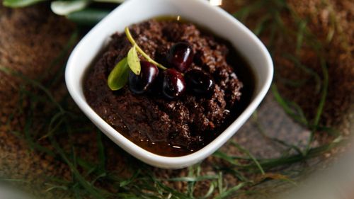 Paté de măsline negre, o rețetă de bază și trei variante cu un plus de arome și cremozitate: cu capere, cu ton sau cu ricotta