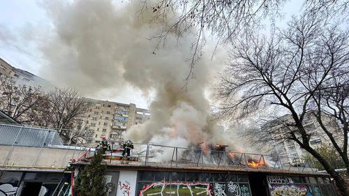 FOTO VIDEO Incendiu în centrul Capitalei, la fostul restaurant Mărul de Aur / S-a emis mesaj Ro-Alert din cauza fumului degajat