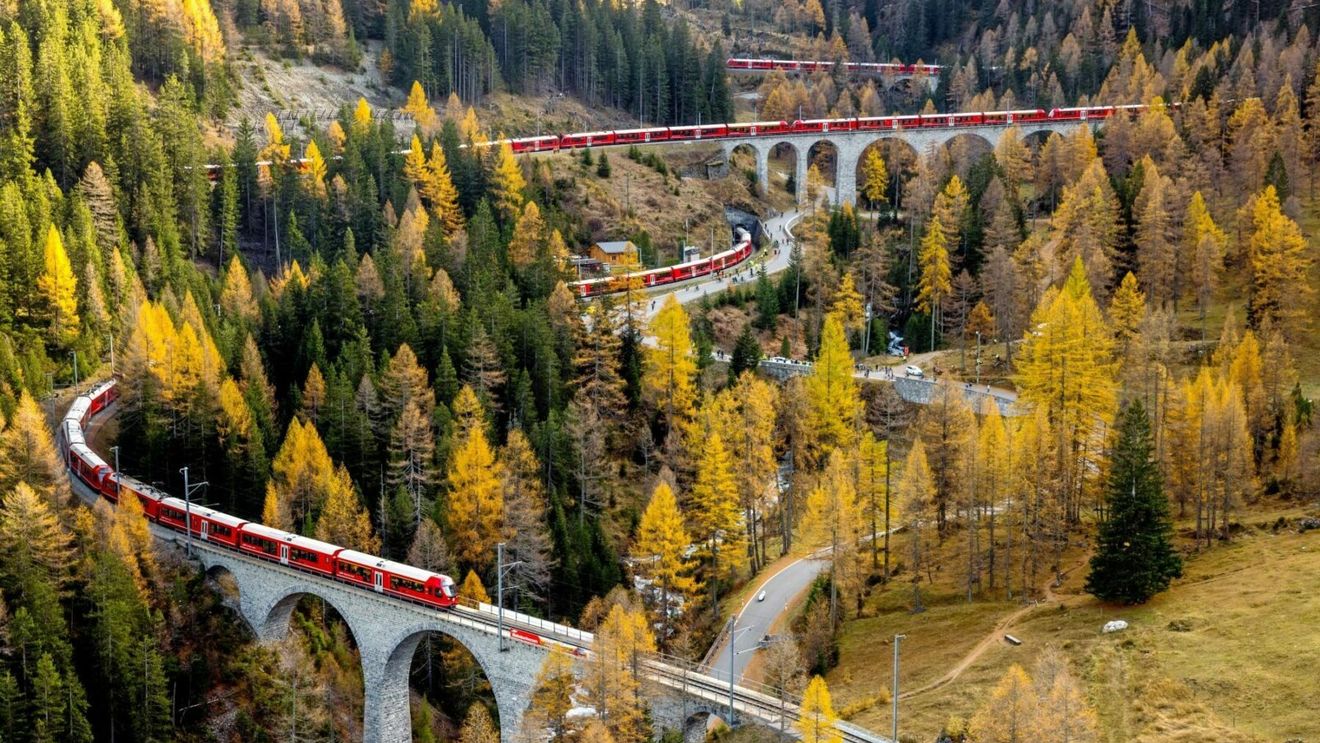 Elveția a inaugurat cel mai lung tren de pasageri din lume, cu o lungime de 2 kilometri și 100 de vagoane / Traseul pe care îl parcurge are doar 25 de kilometri