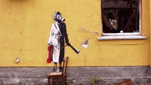 Persoana care a încercat să fure de pe fațada unei case parțial ruinate pictura murală de Banksy riscă 12 ani de închisoare