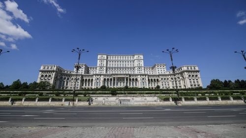 Baza sportivă din curtea Palatului Parlamentului, renovări estimate la 2.773.109 de lei / Contractul de lucrări scos la licitație