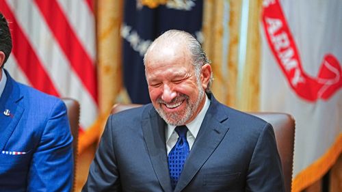 Secretarul american pentru Comerț Howard Lutnick recunoaște că a vizitat insula privată a pedofilului Epstein împreună cu familia, deși inițial susținuse contrariul. Opoziția îi cere demisia