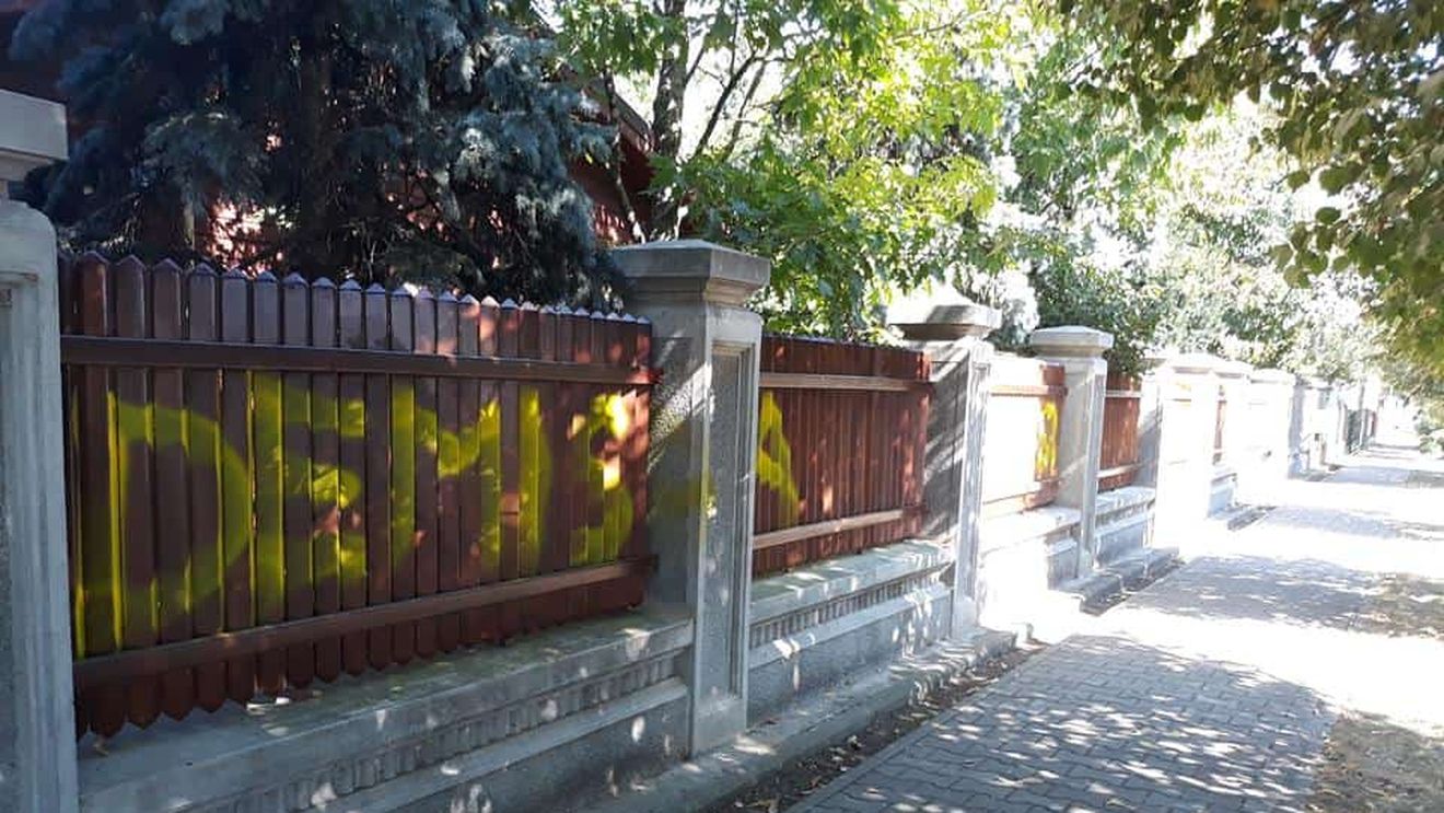 FOTO Conacul lui Liviu Dragnea din Alexandria, vandalizat. Pe gard a apărut mesajul DEMISIA scris cu vopsea galbenă