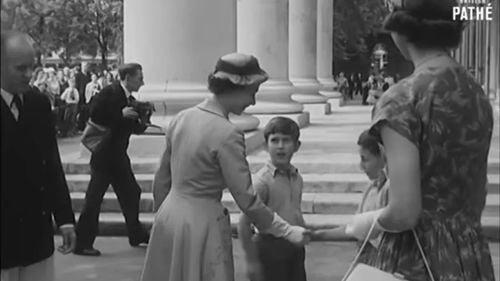 Regina Elisabeta a II-a, Regele Charles și diferența pe care au produs-o ultimii 70 de ani în educație – Studiu de caz “regal”