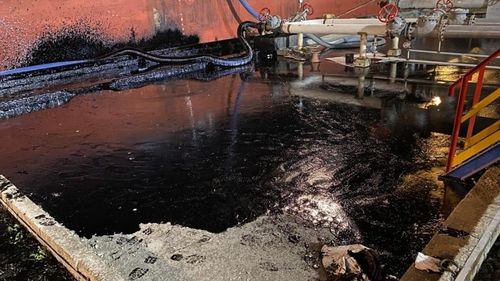 Poluare cu păcură în portul Midia Năvodari. O tonă de păcură a curs la descărcarea unei nave, cea mai mare parte pe mal