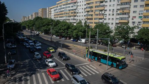 Trafic oprit în Sectorul 4 din Capitală, după ce un autobuz STB a accidentat un bărbat pe trecerea de pietoni/ Valori de trafic ridicate joi dimineață