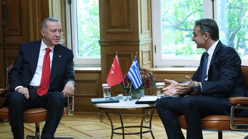 Premierul Greciei Kyriakos Mitsotakis și președintele Turciei Recep Tayyip Erdogan au convenit la un summit la Atena să-și amelioreze relațiile bilaterale afectate de mult timp în special de disensiunile cu privire la zona Mării Egee