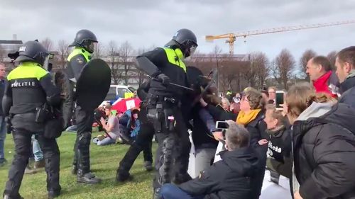 Cu o zi înaintea alegerilor legislative, polițiștii olandezi au folosit tunuri cu apă pentru a dispersa o nouă manifestație antiguvernamentală