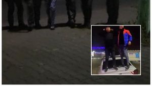 Doi adolescenți, luați de mascați și acuzați de distrugere. Au urcat pe Tik-Tok un clip cu ei urcați pe o mașină de poliție / UPDATE Cei doi au fost reținuți