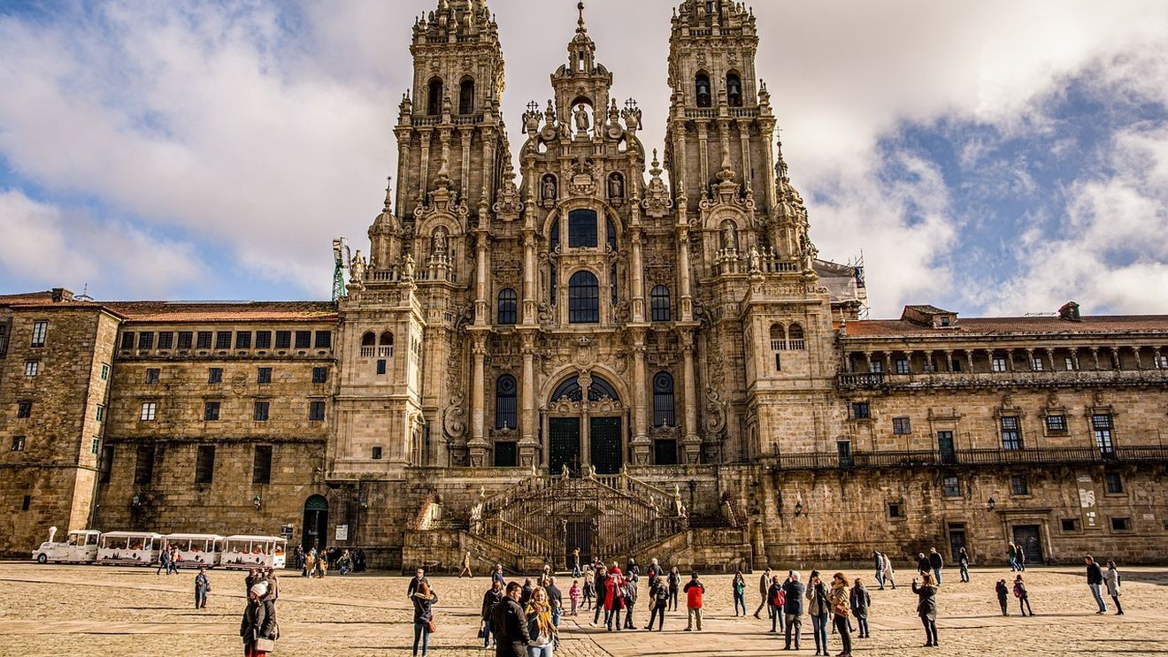Santiago de Compostela, o importantă destinație de pelerinaj din Spania, vrea să introducă o taxă turistică pentru a limita supraaglomerarea