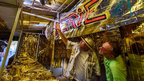 FOTO Piața de vechituri „Ocska”din Timișoara este gazda taberei „Asfalt Talcioc” / Pop-art cu Ceaușescu, fashion, instalații video și artă cu mămăligă / „Este unul dintre cele mai dificile spații posibile”