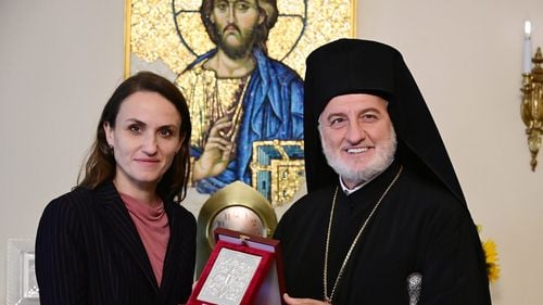 Oana Țoiu, întâlnire cu arhiepiscopul bisericii ortodoxe din SUA, care și-a exprimat speranța că patriarhul Daniel va recunoaște Biserica Ortodoxă a Ucrainei