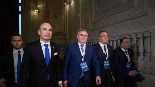 Rareș Bogdan, după ce a fost invitat de Ciolacu să vină el cu o propunere „de un foarte bun specialist în energie”: Îi dau doar un sfat, domnului Ciolacu, aproape amical, să-l dea afară pe omul care-i scrie glumițele. Tot cu glumițe subțiri a pierdut și un alt lider PSD alegerile”