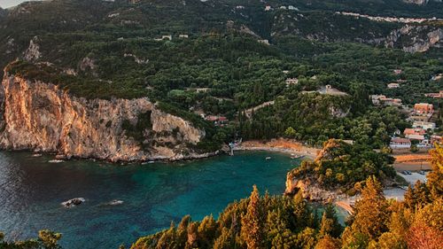Incendii în Grecia: Încep evacuările și din Corfu, în timp ce sute de turiști își așteaptă zborurile pentru a fi repatriați din Rodos
