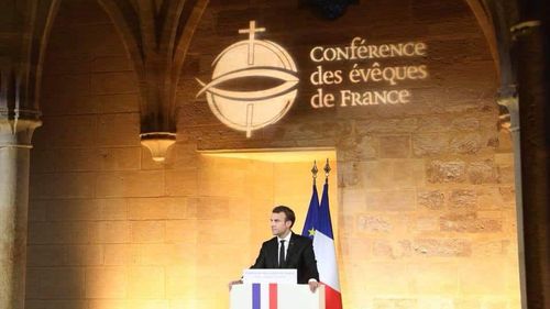 Întoarcerea la rădăcinile creştine: preşedintele francez Emmanuel Macron provoacă "republica laică"