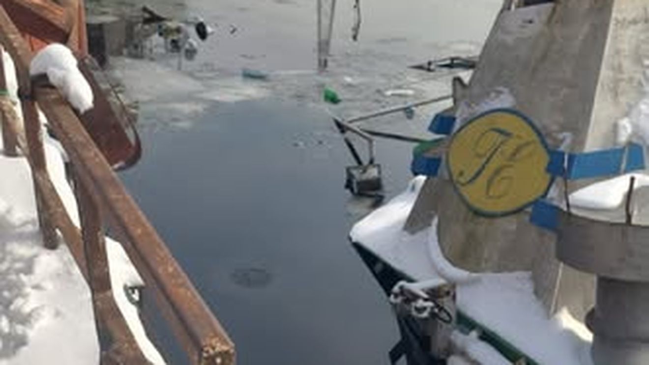 VIDEO Posibilă poluare cu produse petroliere pe Dunăre, la Giurgiu. Un împingător s-a scufundat în zona Plajei Vechi