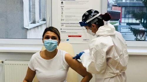 FOTO Primii medici care s-au vaccinat anti-COVID la Cluj: A fost un an foarte greu, iar vaccinul este luminița de la capătul tunelului. Oamenii să fie responsabili, obiectivi și să asculte opiniile avizate