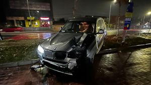 SURSE Un comisar șef din Ministerul de Interne, pensionar special, prins băut la volan după ce a dărâmat un semafor și a derapat pe șosea în Chitila. El a fost luat rapid de polițiști de la locul accidentului