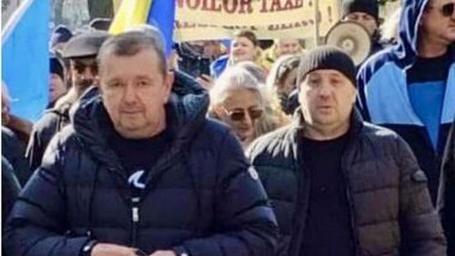 Un milionar în fruntea protestului anti-sărăcie organizat de AUR la Brăila: „Turul 2 înapoi!” / Florin Cîrligea, deputat AUR și cel mai bogat brăilean, a venit îmbrăcat la protest cu o geacă Moncler care costă peste 1.500 de euro