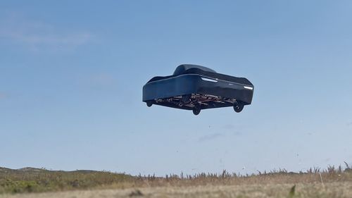 VIDEO Mașinile zburătoare au devenit realitate în 2025