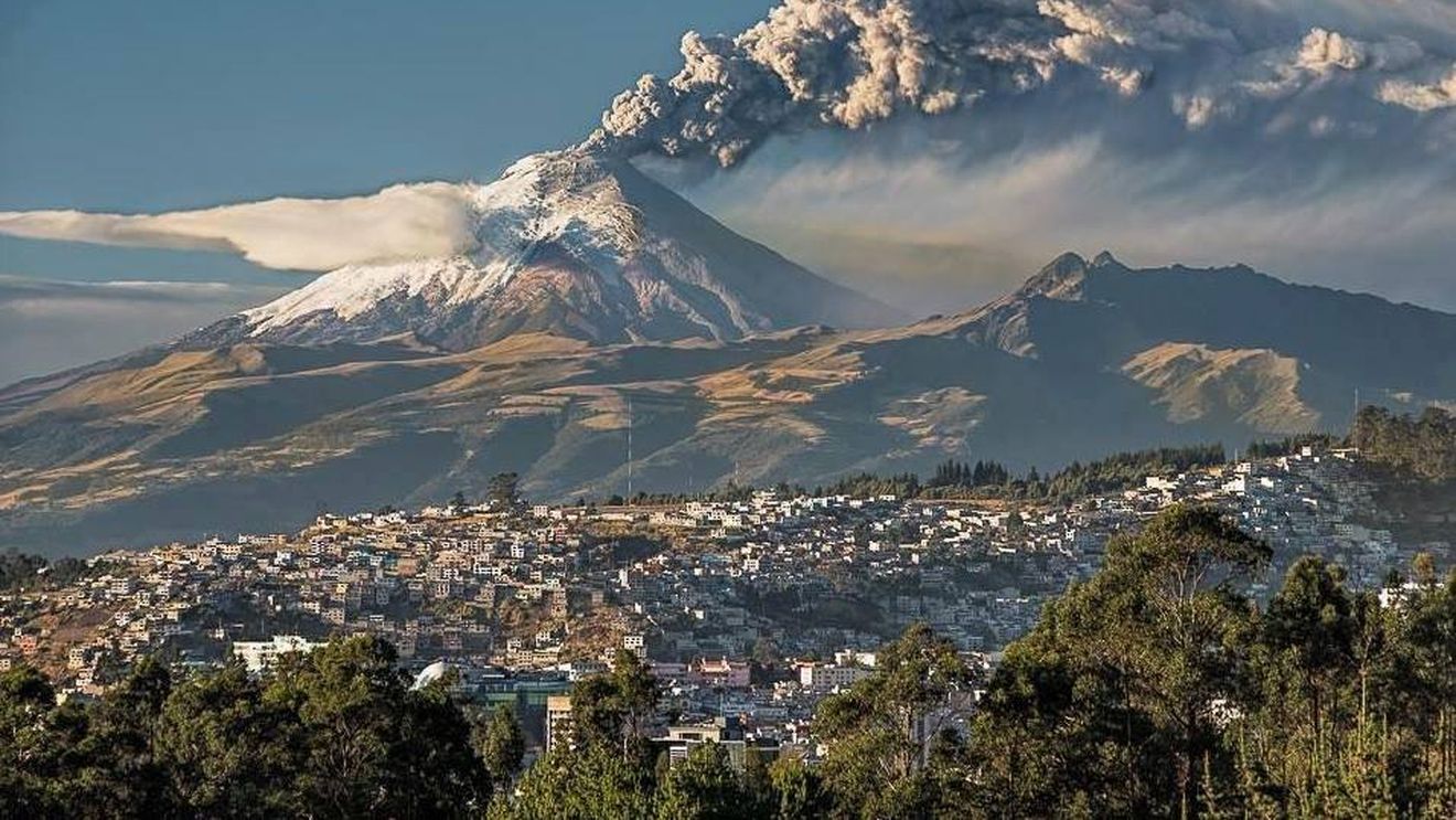 Unul dintre cei mai periculoşi vulcani din lume aruncă în aer o coloană de cenuşă care afectează zone din capitala Ecuadorului