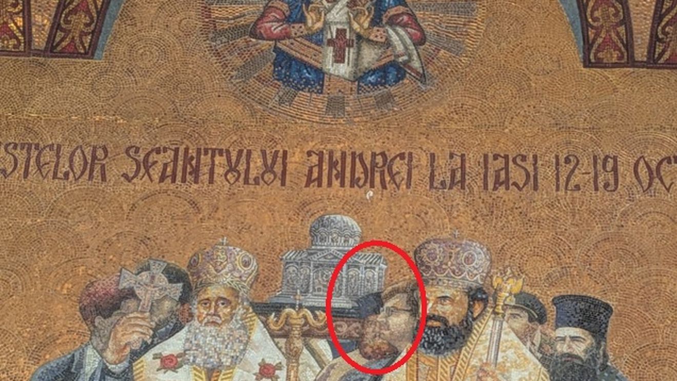 Un cetățean de onoare al Iașului, condamnat în Grecia pentru furtul a milioane de euro de la săraci, apare lângă Patriarhul Daniel pe un mozaic din curtea Mitropoliei / Explicația Arhiepiscopiei Iașilor: ”Reproduce, practic, o fotografie”