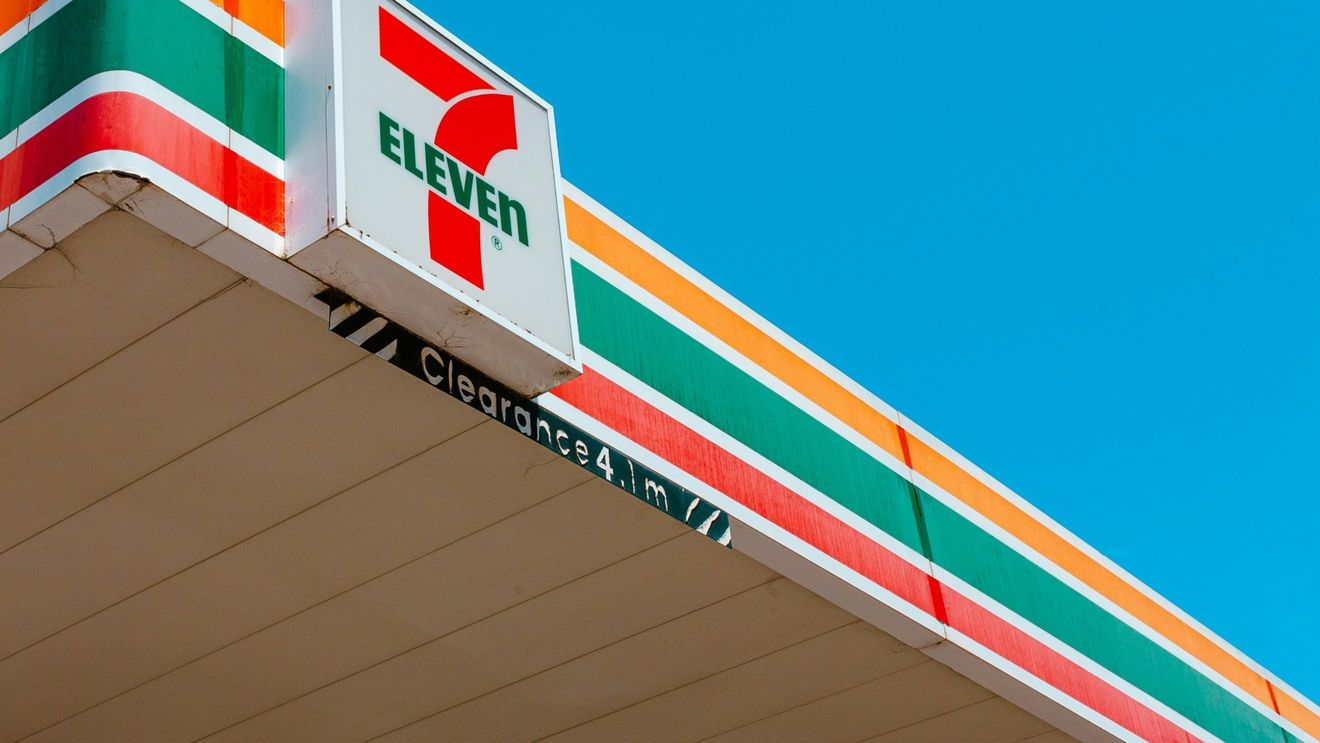 Proprietarul japonez al lanțului de magazine 7-Eleven respinge o ofertă de preluare de 38 de miliarde de dolari, din partea unui rival canadian: E subevaluată „grosolan”