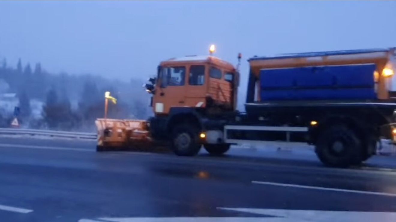 Circulaţia rutieră se desfăşoară în condiţii de iarnă pe mai multe sectoare de drum naţional din judeţul Neamţ