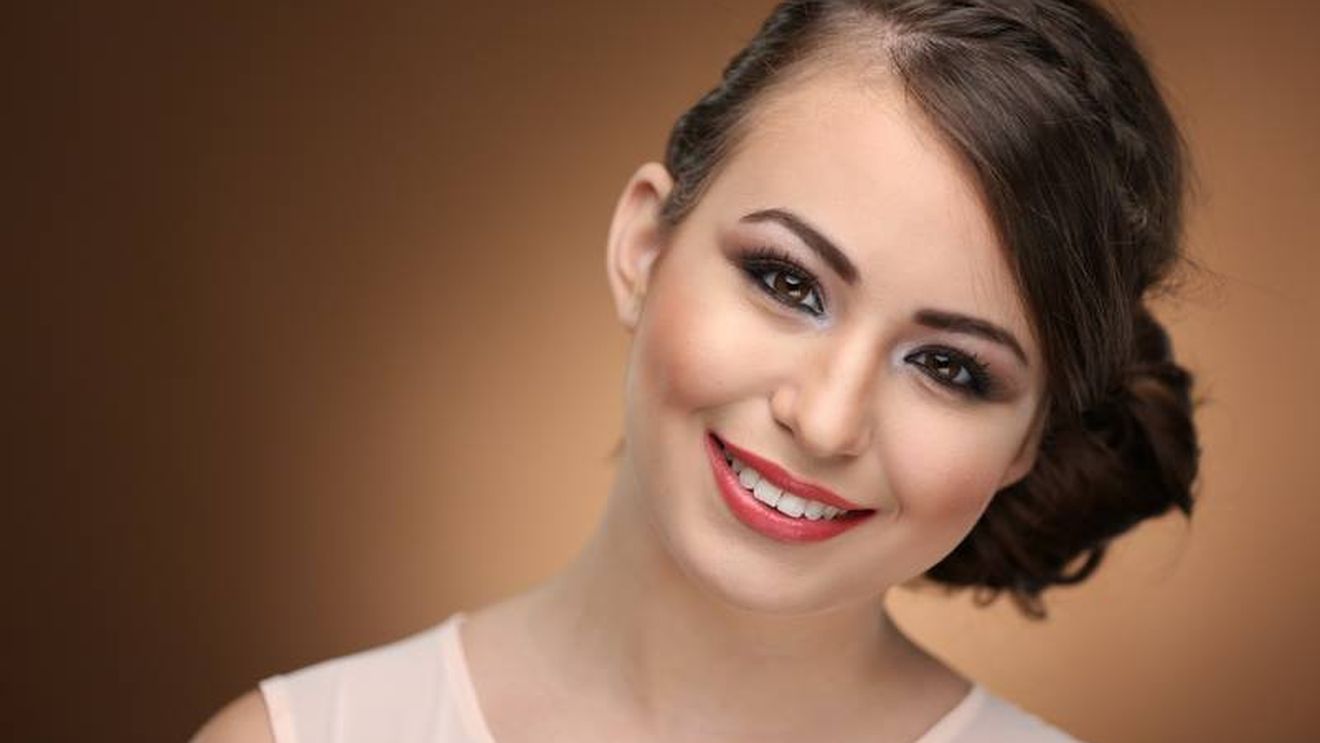 Cine este Scarlett Karoleva, tânăra basarabeancă care l-a susținut în campania prezidențială pe George Simion / Acuză Uniunea Europeană de dictatură, dar pe Instagram susține că „a prins un loc de muncă” la Parlamentul European