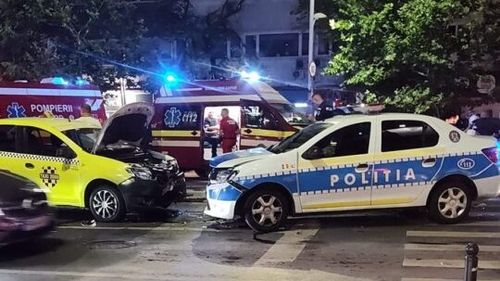O mașină de poliție care circula cu semnalele optice și acustice în funcțiune, implicată într-un accident pe bulevardul Magheru din Capitală / A acroșat doi pietoni, printre care și un minor