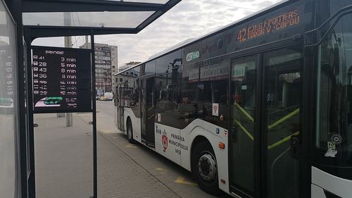 Șoferii Companiei de Transport din Iași au reluat protestele. Doar 12 autobuze sunt pe traseu, conduse de șoferi aduși din afara societății