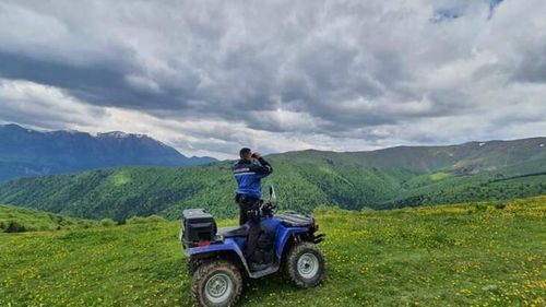VIDEO După 9 ore de căutări, jandarmii montani brașoveni au reușit să salveze doi turiști rătăciți în Bucegi / Pentru a rezista frigului, au alergat în jurul unui stâlp de marcaj