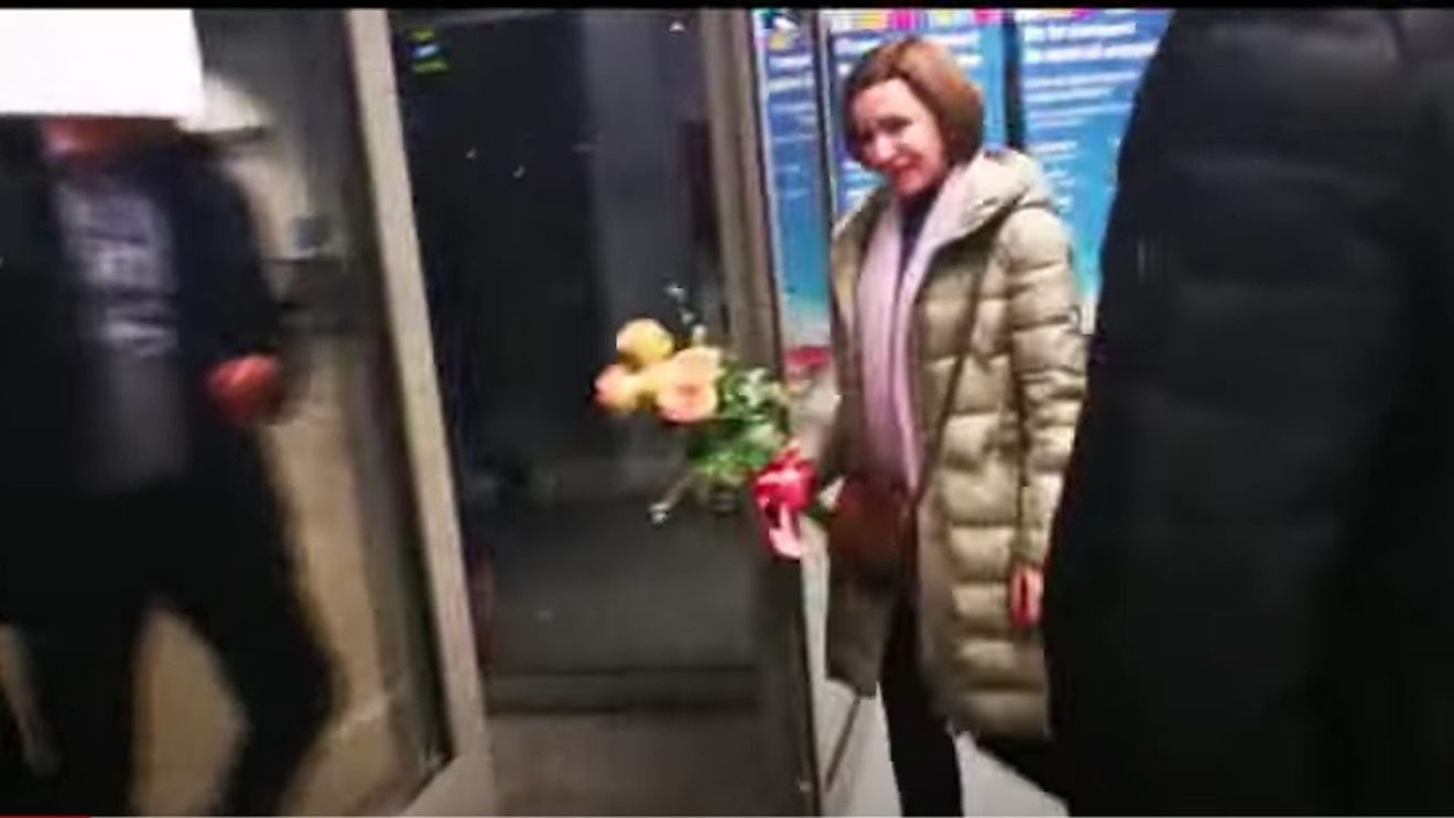 VIDEO Maia Sandu a ajuns în Oradea cu un avion de linie și a refuzat să folosească ieșirea specială pentru oficiali / Președinta Republicii Moldova se afla în concediu, într-o vizită particulară (surse)