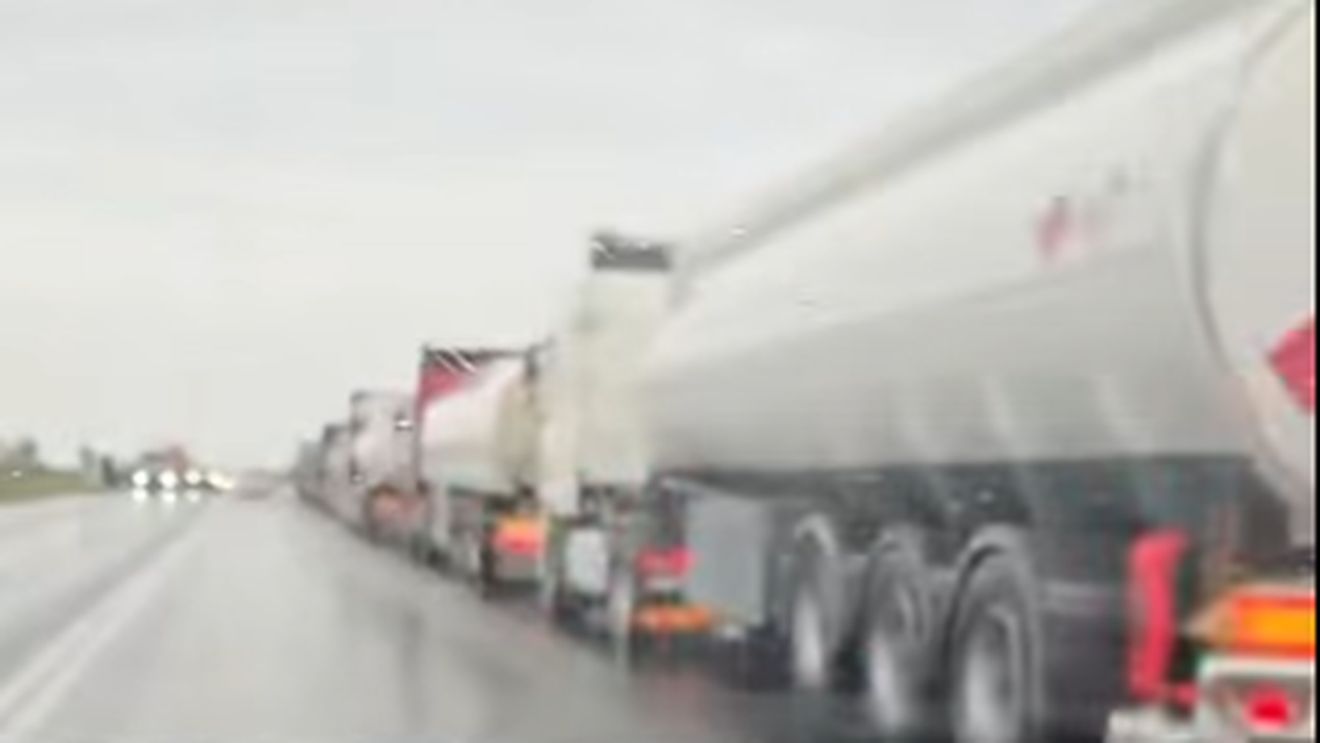 VIDEO: Coadă de autocisterne la poarta rafinăriei Petromidia din Năvodari pentru încărcarea cu combustibil / O bandă a drumului Năvodari-Corbu, blocată