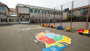 Primăria Sibiu implementează jocurile Playform în curtea școlii, pentru a-i încuraja pe copii să renunțe la telefoanele mobile