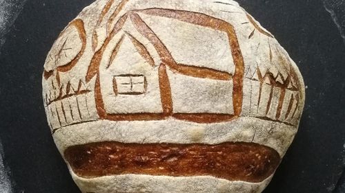 Pâini cu povești, preparate de o fostă jurnalistă, în Brașov / ”Am început să crestez pe pâine dealurile cu căpițe, locurile pe unde am copilărit sau povești ale unor oameni”