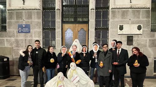 Elevii liberali din Timişoara au colindat ”Primăria Groazei” de Halloween, costumaţi în Dominic Fritz sau Sorin Grindeanu